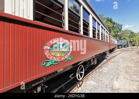 256 die Kuranda Scenic Railway hielt am Kuranda Bahnhof. Queensland-Australien. Stockfoto