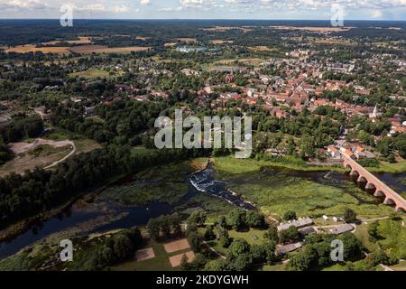 Die Stadt Kuldiga und der Fluss Venta im Westen Lettlands. Stockfoto