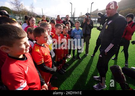 Der Manager von Wales, Rob Page, trifft Kinder an der Penyrenglyn Primary School während des Fußballfestivals der Grundschulen in Rhondda und der offiziellen Eröffnung von 3G Fußballpitchen im Rahmen des Medientages der Wales World Cup Squad Announcement in Tylorstown im Rhondda Valley, Wales. Bilddatum: Mittwoch, 9. November 2022. Stockfoto