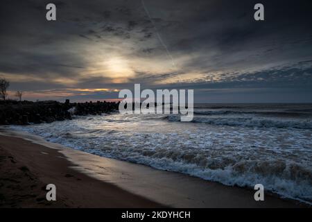 Ostsee in kalten stürmischen Abend. Stockfoto