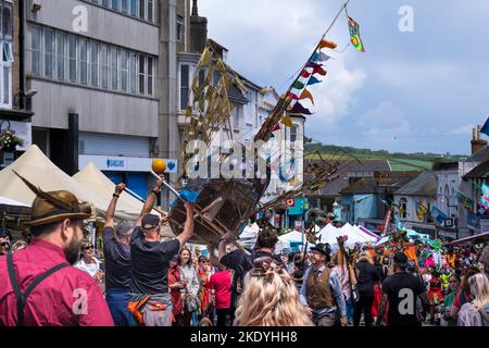 Ein großes withy und Papier Fischerboot, das während der Mazey Day Parade beim Golowan Festival in Penzance in Cornwall in Großbritannien transportiert wurde. Stockfoto