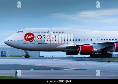 Ein historischer Moment, als die Virgin Orbit, Cosmic Girl, eine 747-400, zu einer Raketenstartplattform umgebaut wurde, die auf der Start- und Landebahn des Spaceport C zum Stillstand kam Stockfoto