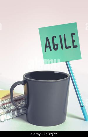 Konzeptdarstellung Agile, Unternehmensübersicht iterativer Ansatz für die Softwarebereitstellung erstellt schrittweise Software Stockfoto