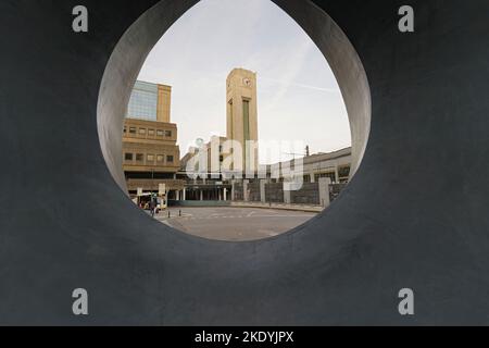 Brüssel, Brabant, Belgien 10 28 2022 : ungewöhnliche Aussicht auf den Turm des Brüsseler Nordbahnhofs durch ein durchsehenes Eisenkunstwerk Stockfoto
