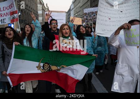 05.11.2022, Berlin, Deutschland, Europa - protestmarsch durch den Bezirk Mitte in Solidarität mit den Mitarbeitern medizinischer Einrichtungen im Iran. Stockfoto