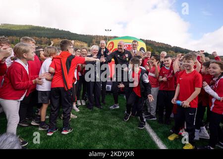 Der Manager von Wales, Rob Page, trifft Kinder an der Penyrenglyn Primary School während des Fußballfestivals der Grundschulen in Rhondda und der offiziellen Eröffnung von 3G Fußballpitchen im Rahmen des Medientages der Wales World Cup Squad Announcement in Tylorstown im Rhondda Valley, Wales. Bilddatum: Mittwoch, 9. November 2022. Stockfoto