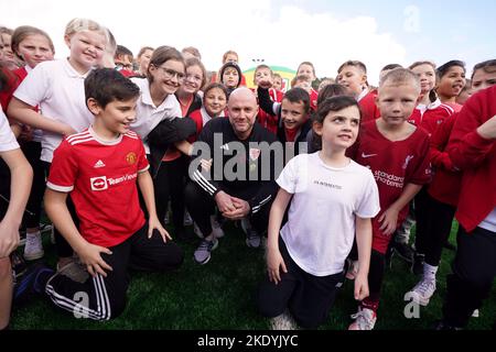 Der Manager von Wales, Rob Page, trifft Kinder an der Penyrenglyn Primary School während des Fußballfestivals der Grundschulen in Rhondda und der offiziellen Eröffnung von 3G Fußballpitchen im Rahmen des Medientages der Wales World Cup Squad Announcement in Tylorstown im Rhondda Valley, Wales. Bilddatum: Mittwoch, 9. November 2022. Stockfoto