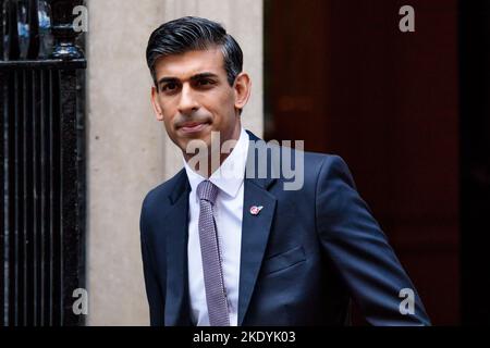 Downing Street, London, Großbritannien. 9.. November 2022. Der britische Premierminister Rishi Sunak verlässt die Downing Street Nr. 10, um an der Fragestunde des Premierministers (PMQ) im Unterhaus teilzunehmen. Foto von Amanda Rose/Alamy Live News Stockfoto