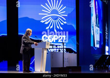 Sharm El Sheikh, Ägypten. 09.. November 2022. UN-Generalsekretär António Guterres spricht beim Start des Climate TRACE Treibhausgasinventars am vierten Tag der UN-Klimakonferenz COP27, die von der UNFCCC im Sharm El-Sheikh International Convention Center veranstaltet wird. COP27, das vom 6. Bis 18. November in Sharm El Sheikh läuft, konzentriert sich auf die Umsetzung von Maßnahmen, die bereits bei früheren Bullen vereinbart wurden. Die Konferenz in Sharm El Sheikh konzentriert sich auch auf die schwächsten Gemeinschaften, da die Klimakrise die Lebensbedingungen der ohnehin am stärksten benachteiligten Menschen verschärft. Kredit: SOPA Images Limit Stockfoto