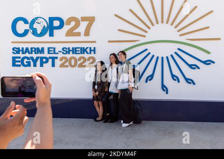 Sharm El Sheikh, Ägypten. 09.. November 2022. Sharm El Sheijk, Ägypten. 09.. November 2022. Am vierten Tag der UN-Klimakonferenz COP27, die von der UNFCCC im Sharm El-Sheikh International Convention Center veranstaltet wird, fotografieren die Teilnehmer vor dem Logo von COP27. COP27, das vom 6. Bis 18. November in Sharm El Sheikh läuft, konzentriert sich auf die Umsetzung von Maßnahmen, die bereits bei früheren Bullen vereinbart wurden. Die Konferenz in Sharm El Sheikh konzentriert sich auch auf die schwächsten Gemeinschaften, da die Klimakrise die Lebensbedingungen der ohnehin am stärksten benachteiligten Menschen verschärft. Quelle: SOPA Images Limited/Alamy Live N Stockfoto