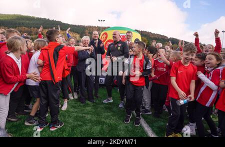 Der Manager von Wales, Rob Page, trifft Kinder an der Penyrenglyn Primary School während des Fußballfestivals der Grundschulen in Rhondda und der offiziellen Eröffnung von 3G Fußballpitchen im Rahmen des Medientages der Wales World Cup Squad Announcement in Tylorstown im Rhondda Valley, Wales. Bilddatum: Mittwoch, 9. November 2022. Stockfoto