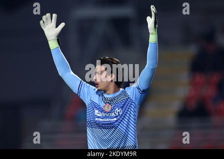 Cremona, Italien. 08.. November 2022. Marco Carnesecchi von uns Cremonese Gesten während des Serie A-Spiels zwischen uns Cremonese und AC Mailand im Giovanni Zini Stadium am 8. November 2022 in Cremona, Italien . Quelle: Marco Canoniero/Alamy Live News Stockfoto