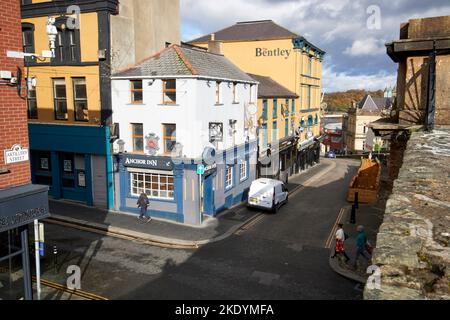 Blick vom Fährentor auf die Mauern von Derry auf die Marktstraße und die Fährenstraße mit dem Anchor Inn derry londonderry Northern ireland uk Stockfoto