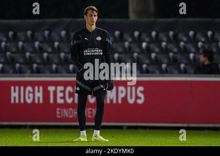 EINDHOVEN, NIEDERLANDE - 7. NOVEMBER: Tijn Smolenaars von PSV U23 vor dem niederländischen Keukenkampioendivisie-Spiel zwischen Jong PSV und Almere City in De Herdgang am 7. November 2022 in Eindhoven, Niederlande (Foto: Joris Verwijst/Orange Picches) Stockfoto