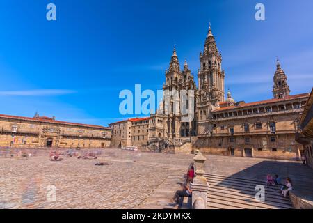 Lange Exposition von Pilgern in Obradoiro plaza Stockfoto