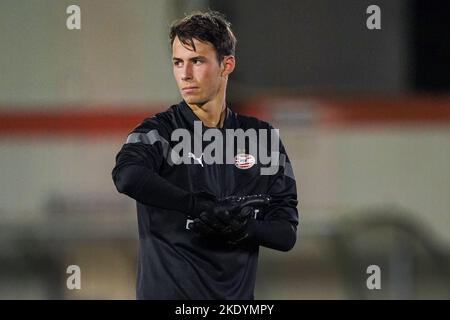 EINDHOVEN, NIEDERLANDE - 7. NOVEMBER: Tijn Smolenaars von PSV U23 vor dem niederländischen Keukenkampioendivisie-Spiel zwischen Jong PSV und Almere City in De Herdgang am 7. November 2022 in Eindhoven, Niederlande (Foto: Joris Verwijst/Orange Picches) Stockfoto