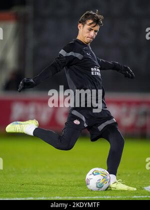 EINDHOVEN, NIEDERLANDE - 7. NOVEMBER: Tijn Smolenaars von PSV U23 vor dem niederländischen Keukenkampioendivisie-Spiel zwischen Jong PSV und Almere City in De Herdgang am 7. November 2022 in Eindhoven, Niederlande (Foto: Joris Verwijst/Orange Picches) Stockfoto