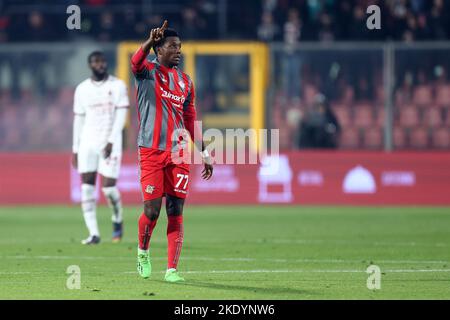 Cremona, Italien. 08.. November 2022. David Okereke von uns Cremonesen Gesten während des Serie A Spiels zwischen uns Cremonesen und AC Mailand im Giovanni Zini Stadion am 8. November 2022 in Cremona, Italien . Quelle: Marco Canoniero/Alamy Live News Stockfoto