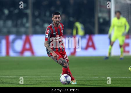 Cremona, Italien. 08.. November 2022. Cristian Buonaiuto von uns Cremonese steuert den Ball während des Serie-A-Spiels zwischen uns Cremonese und AC Mailand im Giovanni Zini-Stadion am 8. November 2022 in Cremona, Italien. Quelle: Marco Canoniero/Alamy Live News Stockfoto