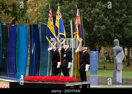 Die Einweihung des Mohnfelds im National Memorial Arboretum in Staffordshire, Großbritannien. Die Fahnenträger der britischen Legion, die beim Gottesdienst fotografiert wurden. Stockfoto