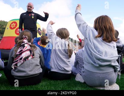 Der Manager von Wales, Rob Page, trifft Kinder an der Penyrenglyn Primary School während des Fußballfestivals der Grundschulen in Rhondda und der offiziellen Eröffnung von 3G Fußballpitchen im Rahmen des Medientages der Wales World Cup Squad Announcement in Tylorstown im Rhondda Valley, Wales. Bilddatum: Mittwoch, 9. November 2022. Stockfoto