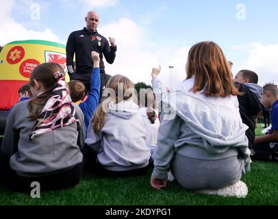 Der Manager von Wales, Rob Page, trifft Kinder an der Penyrenglyn Primary School während des Fußballfestivals der Grundschulen in Rhondda und der offiziellen Eröffnung von 3G Fußballpitchen im Rahmen des Medientages der Wales World Cup Squad Announcement in Tylorstown im Rhondda Valley, Wales. Bilddatum: Mittwoch, 9. November 2022. Stockfoto