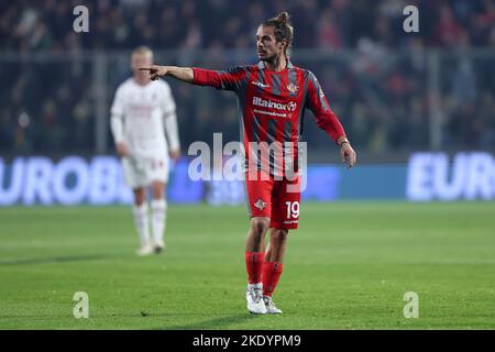 Michele Castagnetti von uns Cremonesen Gesten während des Serie A Spiels zwischen uns Cremonese und AC Mailand im Giovanni Zini Stadion am 8. November 2022 in Cremona, Italien . Quelle: Marco Canoniero/Alamy Live News Stockfoto