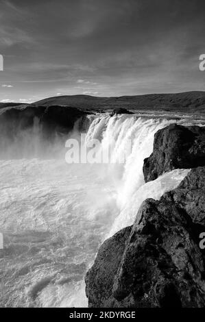 Godafoss am Fluss Skjálfandafljót. Gesamtfall von rund 40 Fuß. Stockfoto