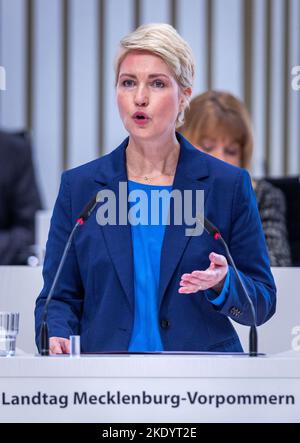 Schwerin, Deutschland. 09.. November 2022. Manuela Schwesig (SPD), die Ministerpräsidentin von Mecklenburg-Vorpommern, gibt auf der landtagsversammlung eine Regierungserklärung zur Energiekrise ab. Schwesig kündigt ein Hilfspaket zur Bewältigung der Energiepreiskrise in Mecklenburg-Vorpommern im Wert von 1,1 Milliarden Euro an. Quelle: Jens Büttner/dpa/Alamy Live News Stockfoto