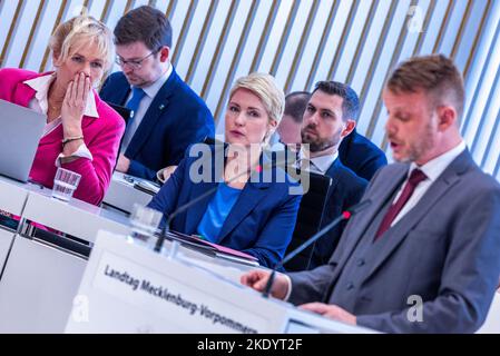 Schwerin, Deutschland. 09.. November 2022. Manuela Schwesig (M, SPD), die Ministerpräsidentin von Mecklenburg-Vorpommern, und Simone Oldenburg (l. Die Linke), der Bildungsminister von Mecklenburg-Vorpommern, beobachtet Nikolaus Kramer, den AfD-Fraktionschef im landtag Mecklenburg-Vorpommerns, während seiner Rede zur Energiekrise auf der landtagsversammlung. Schwesig hatte zuvor in einer Regierungserklärung ein Hilfspaket in Höhe von 1,1 Milliarden Euro angekündigt, um die Energiepreiskrise in Mecklenburg-Vorpommern zu bewältigen. Quelle: Je/dpa/Alamy Live News Stockfoto