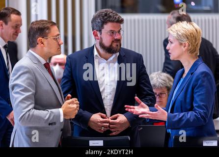 Schwerin, Deutschland. 09.. November 2022. Manuela Schwesig (SPD), die Ministerpräsidentin von Mecklenburg-Vorpommern, spricht vor der landtagsversammlung mit Patrick Dahlemann (l, SPD), dem Chef der Staatskanzlei Mecklenburg-Vorpommern, und Julian Barlen (M), Fraktionsvorsitzender der SPD im landtag Mecklenburg-Vorpommern. Schwesig wird in einer Regierungserklärung ein Hilfspaket zur Bewältigung der Energiepreiskrise in Mecklenburg-Vorpommern im Wert von 1,1 Milliarden Euro ankündigen. Quelle: Jens Büttner/dpa/Alamy Live News Stockfoto