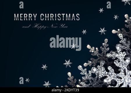 Weihnachtsbannerrand silberne glitzernde Schneeflocken mit hellem Glitzer-Glitzer. Ecklage. Platz auf dem mittleren schwarzen Hintergrund kopieren. Vecto Stock Vektor