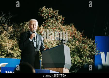 Präsident Biden spricht bei der Kundgebung an die Anhänger der Demokratischen Partei. Zwei Tage vor den historischen Zwischenwahlen kämpft US-Präsident John Biden mit Cathy Hochul, der Gouverneurskandidatin der Demokratischen Partei, am Sarah Lawrence College im New Yorker Westchester County. Zum ersten Mal seit Jahrzehnten ist die Republikanische Partei bereit, NY State rot zu färben. Stockfoto