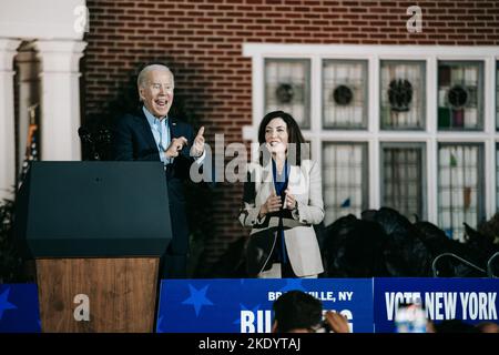 Präsident Biden und Gouverneur Hochul zeigen am Ende der Kundgebung ihren Anhängern ihre Wertschätzung. Zwei Tage vor den historischen Zwischenwahlen kämpft US-Präsident John Biden mit Cathy Hochul, der Gouverneurskandidatin der Demokratischen Partei, am Sarah Lawrence College im New Yorker Westchester County. Zum ersten Mal seit Jahrzehnten ist die Republikanische Partei bereit, NY State rot zu färben. Stockfoto