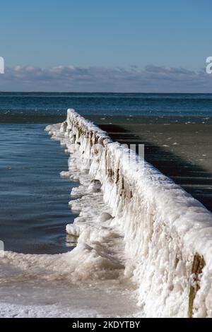 Eisiger Fischerboot-Pier an der Ostseeküste. Stockfoto