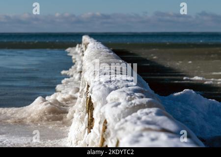 Eisiger Fischerboot-Pier an der Ostseeküste. Stockfoto