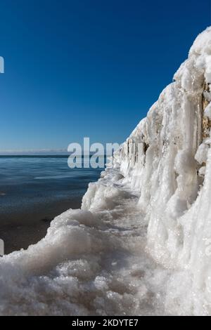 Eisiger Fischerboot-Pier an der Ostseeküste. Stockfoto