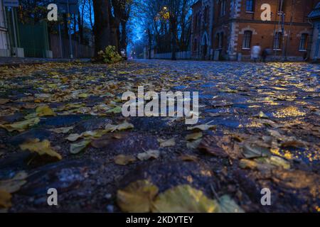 Liepaja Stadtstraße in regnerischen Herbstabend. Stockfoto