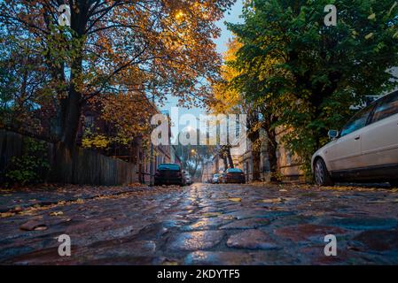 Liepaja Stadtstraße in regnerischen Herbstabend. Stockfoto