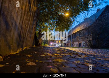 Liepaja Stadtstraße in regnerischen Herbstabend. Stockfoto