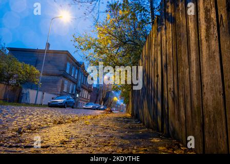 Liepaja Stadtstraße in regnerischen Herbstabend. Stockfoto