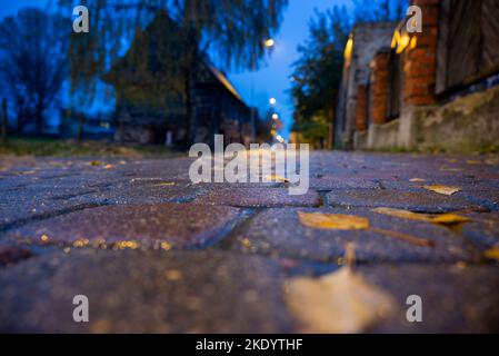 Liepaja Stadtstraße in regnerischen Herbstabend. Stockfoto