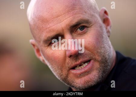 Rob Page, der Manager von Wales, wird während des Rhondda-Fußballfestivals für Grundschulen und der offiziellen Eröffnung von 3G Fußballpitch an der Penyrenglyn Primary School im Rahmen des Wales World Cup Squad Announcement Media Day in Tylorstown im Rhondda Valley, Wales, interviewt. Bilddatum: Mittwoch, 9. November 2022. Stockfoto