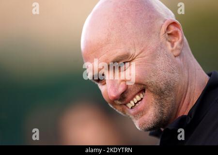 Rob Page, der Manager von Wales, wird während des Rhondda-Fußballfestivals für Grundschulen und der offiziellen Eröffnung von 3G Fußballpitch an der Penyrenglyn Primary School im Rahmen des Wales World Cup Squad Announcement Media Day in Tylorstown im Rhondda Valley, Wales, interviewt. Bilddatum: Mittwoch, 9. November 2022. Stockfoto