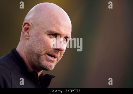 Rob Page, der Manager von Wales, wird während des Rhondda-Fußballfestivals für Grundschulen und der offiziellen Eröffnung von 3G Fußballpitch an der Penyrenglyn Primary School im Rahmen des Wales World Cup Squad Announcement Media Day in Tylorstown im Rhondda Valley, Wales, interviewt. Bilddatum: Mittwoch, 9. November 2022. Stockfoto