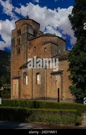 Mittelalterliche ehemalige königliche Klosterkirche Santa Maria in Santa Cruz de la Serós in Huesca, Aragon, Spanien. Rundbogenfenster im romanischen Stil sind mit ultradünnen Folien aus durchsichtigem Alabaster gefüllt - ein traditionelles Material, das vor der weit verbreiteten Verwendung von Glas steht. Die Kirche, die erstmals im Jahr 1070 erwähnt wurde, wurde für ein Benediktinerkloster errichtet, das vom Königshaus Aragonien als „Familienkloster“ gegründet wurde. Einige weibliche Mitglieder der königlichen Familie beherrschten das Nonnenkloster als Äbtissinnen, während andere es gönnten, darunter die Töchter des ersten Königs von Aragon, Ramero I (1007-1063). Stockfoto