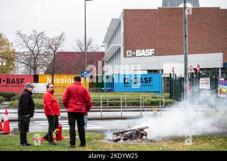 Arbeiter, die einen Streikposten führen, werden am Mittwoch, den 09. November 2022, im Hafen von Antwerpen vor dem Chemiewerk der BASF während eines nationalen Aktionstages aller Gewerkschaften gesehen. Der Aktionstag gilt für alle öffentlichen und privaten Dienste. BELGA FOTO JONAS ROOSENS Stockfoto