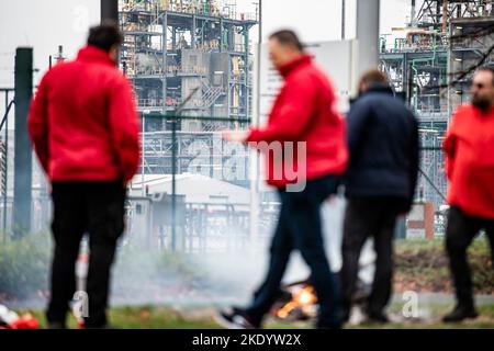 Arbeiter, die einen Streikposten führen, werden am Mittwoch, den 09. November 2022, im Hafen von Antwerpen vor dem Chemiewerk der BASF während eines nationalen Aktionstages aller Gewerkschaften gesehen. Der Aktionstag gilt für alle öffentlichen und privaten Dienste. BELGA FOTO JONAS ROOSENS Stockfoto