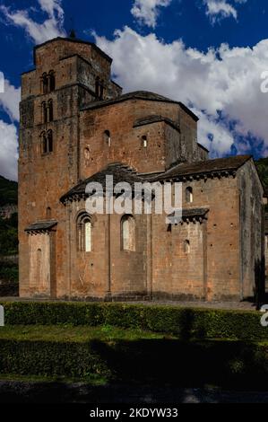 Mittelalterliche ehemalige königliche Klosterkirche Santa Maria in Santa Cruz de la Serós in Huesca, Aragon, Spanien. Rundbogenfenster im romanischen Stil sind mit ultradünnen Folien aus durchsichtigem Alabaster gefüllt - ein traditionelles Material, das vor der weit verbreiteten Verwendung von Glas steht. Die Kirche, die erstmals im Jahr 1070 erwähnt wurde, wurde für ein Benediktinerkloster errichtet, das vom Königshaus Aragonien als „Familienkloster“ gegründet wurde. Einige weibliche Mitglieder der königlichen Familie beherrschten das Nonnenkloster als Äbtissinnen, während andere es gönnten, darunter die Töchter des ersten Königs von Aragon, Ramero I (1007-1063). Stockfoto