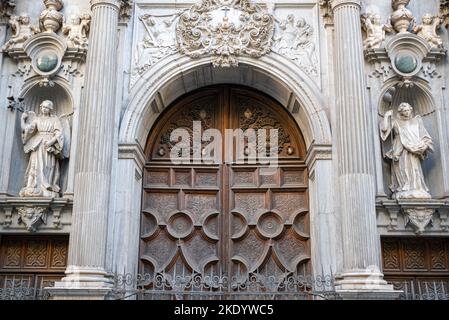 Die Tür, die von Engeln bewacht wird, befindet sich in der Basilika San Juan de Dios in Granada, Spanien Stockfoto